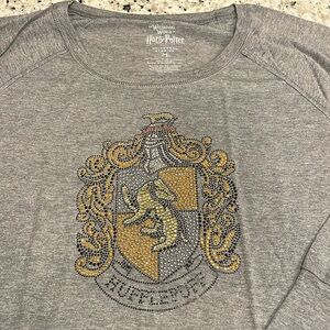 Harry Potter Hufflepuff long sleeves gray shirt with rounded hem, NWT, size M.